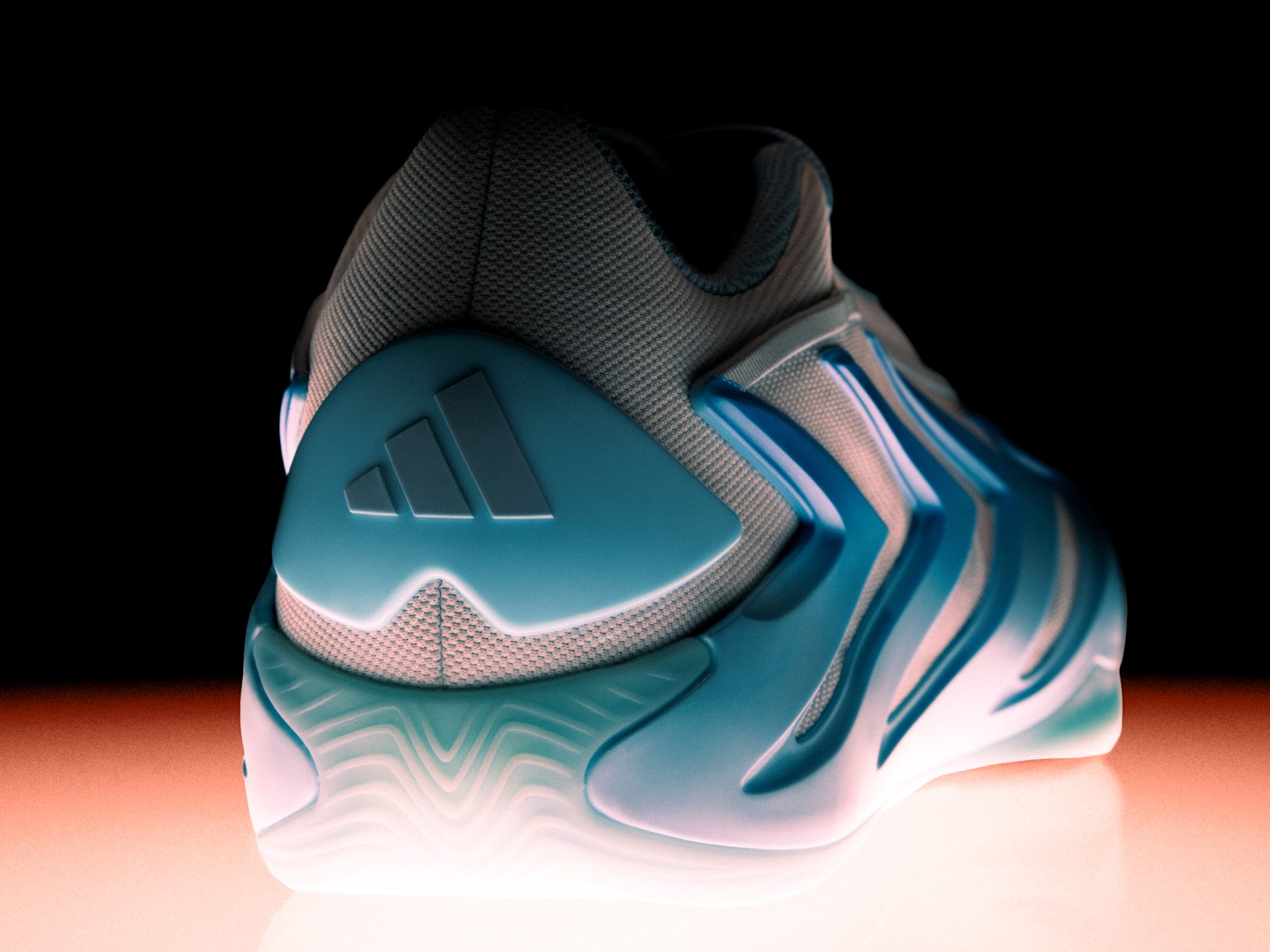 Talon de l’Anthony Edwards 3 Cold Blooded, avec maille grise, logo adidas et renforts bleu turquoise.